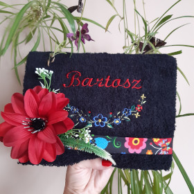 czarny ręcznik z haftowanym imieniem bartosz